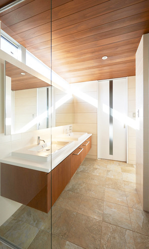 朝の光が差し込む洗面所