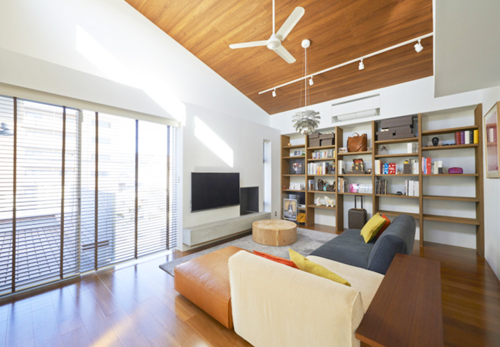 デッキとつながりのあるリビング