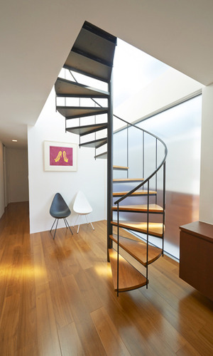 玄関ホールにある螺旋階段