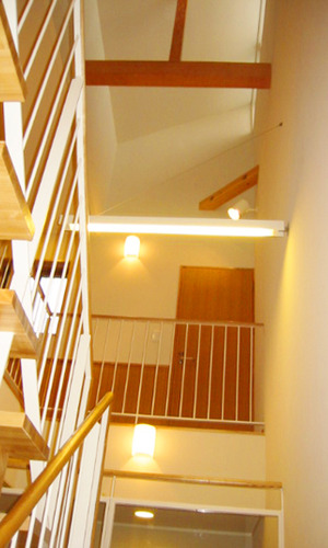 ハイサイドライトから光がそそぐ階段ホール