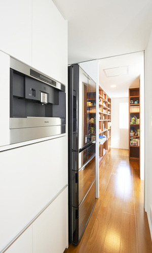 キッチンからつながるパントリー