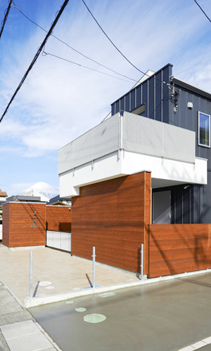 晴れた日には富士山を見ながらデッキでくつろぐ