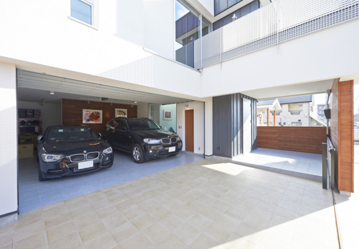 車2台のビルトインガレージ