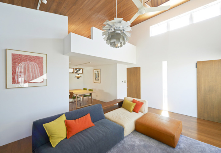 勾配天井のハイサイドから光が差し込むリビング