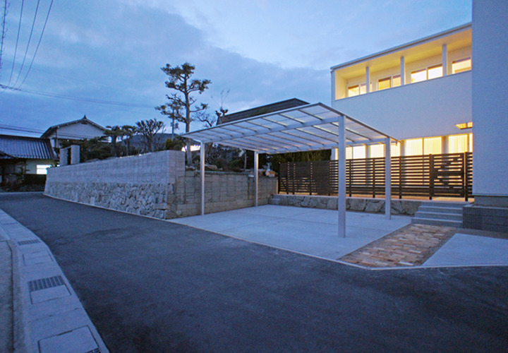 部屋の灯りが直線状に漏れる夜景外観