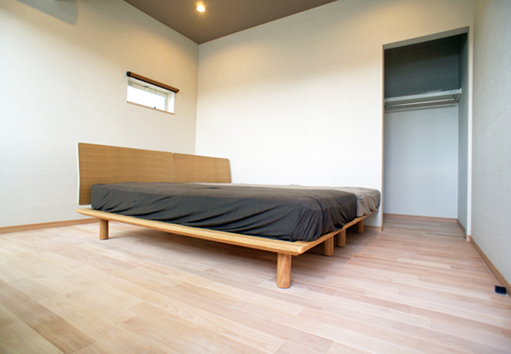 落ち着いた色合いの2階寝室