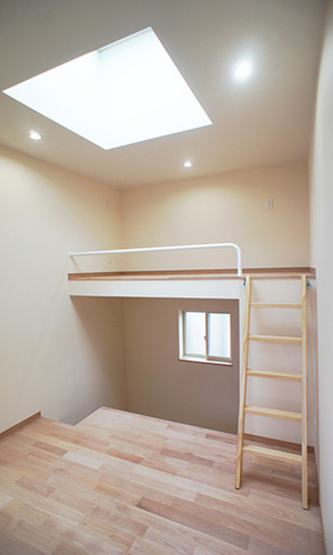 大きいトップライトが中心にある子供部屋