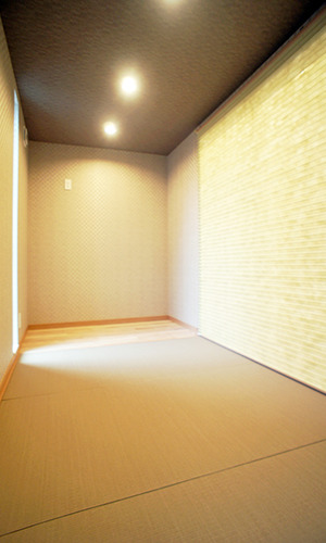 ブラインドを降ろしたこあがりのインテリア