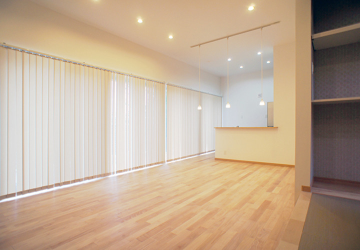 ブラインドが並ぶすっきりしたリビング