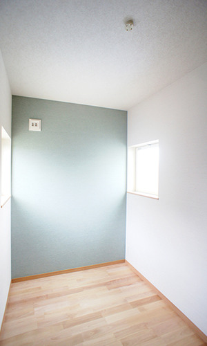 優しい色味の書斎の壁