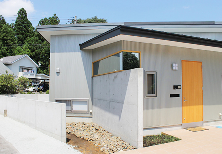 前面道路に対してプライバシーと環境に配慮した外観