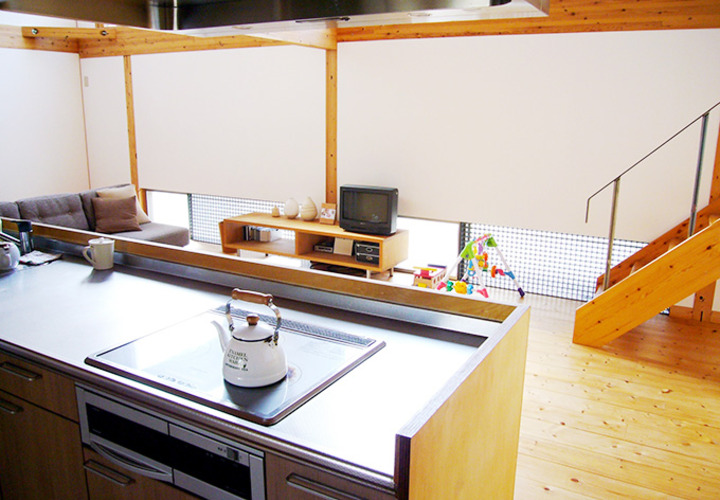 キッチンからリビングを見る
