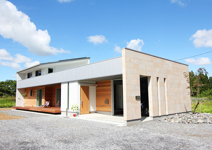 緑と青空広がるWAIDOな家