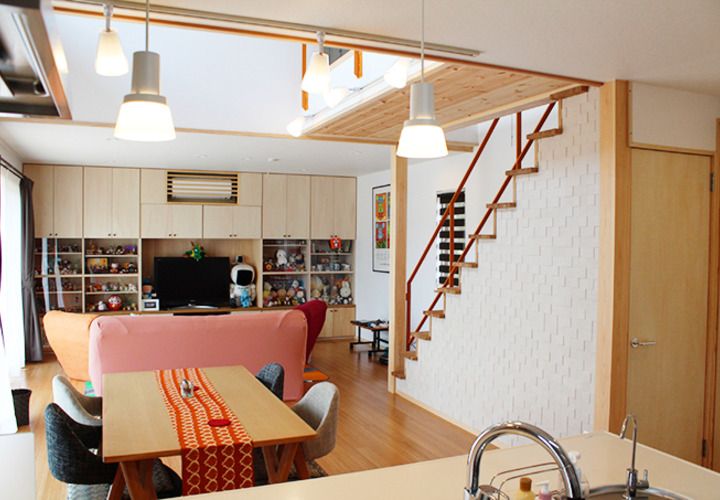 キッチンから見渡せるリビング・ダイニング