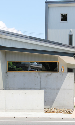 素材の重なった外観