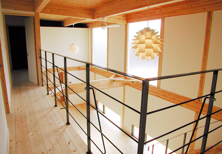 2階から吹き抜け大空間を見る