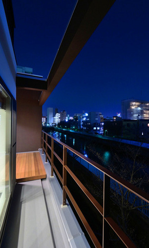 さえぎるものを排除したテラス