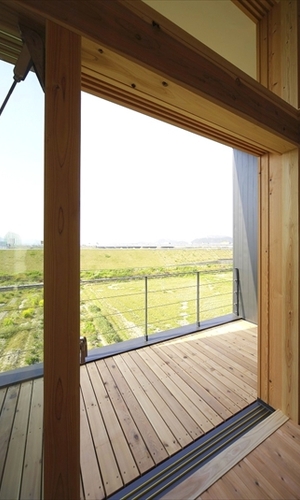 室内から望む河川敷の風景