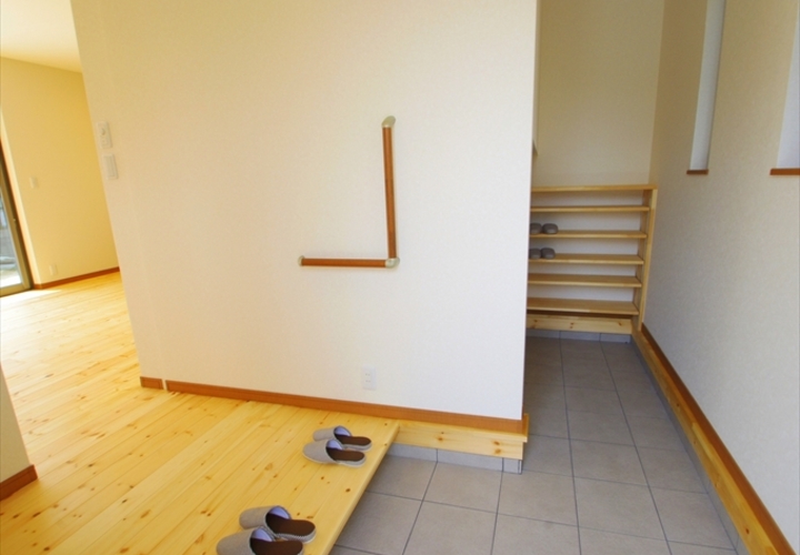 玄関収納　低めの上り框　玄関手摺