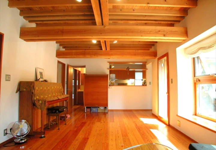 合わせ梁のリビング