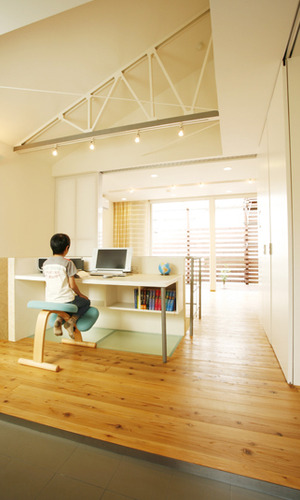 土間玄関はいってすぐに子供の学習コーナー