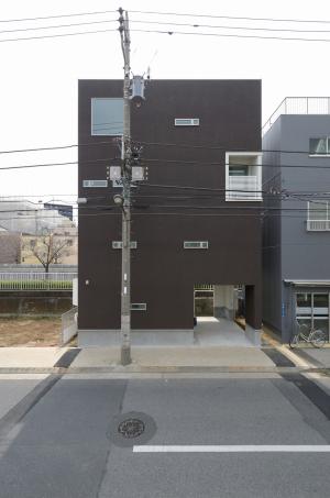 桜並木を望む家