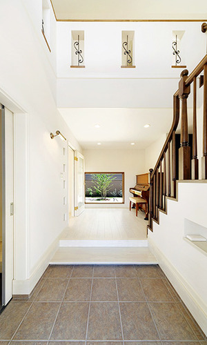 吹抜けのある玄関