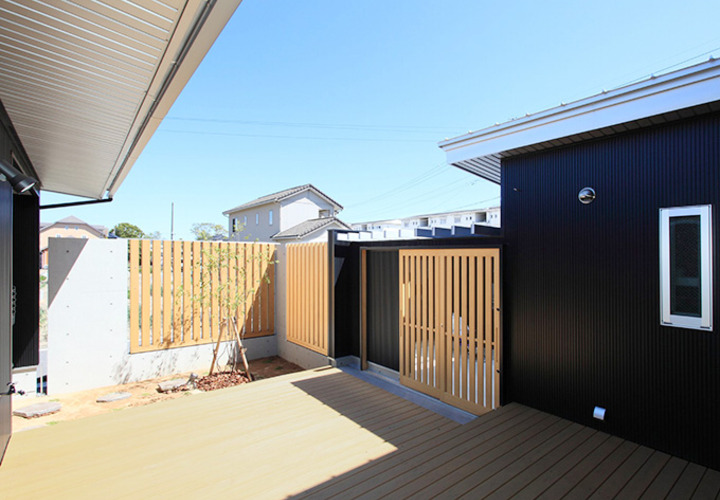 部屋から中庭を望む