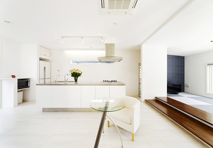 白のアイランドキッチン