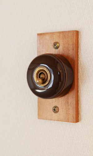 苦肉の策から生まれたレトロなスイッチ