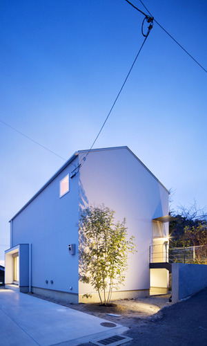 窓のあまりない外観