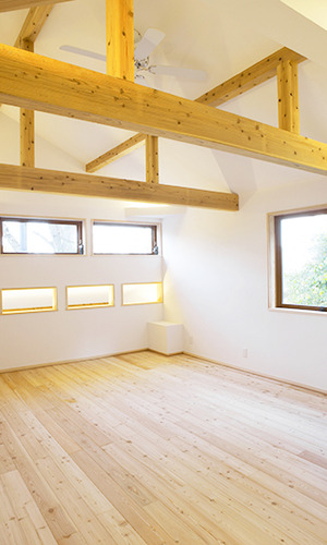 窓を多く設けた明るい洋室