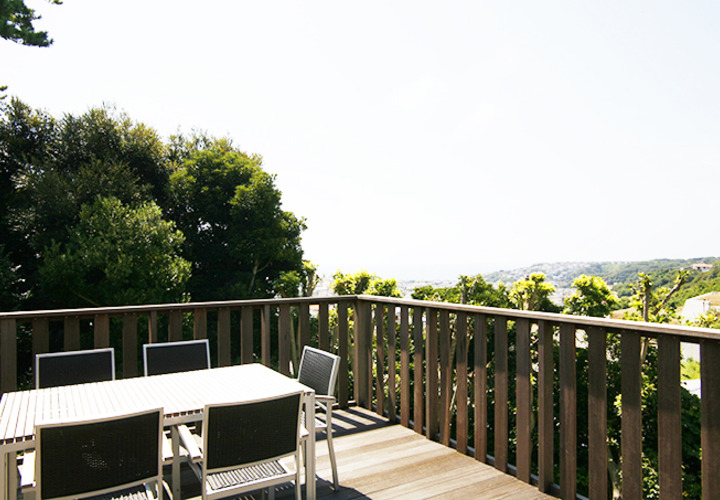 ウッドテラスからのぞむ鎌倉山の景色