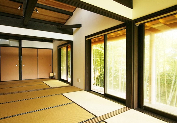 和室から竹林をのぞむ