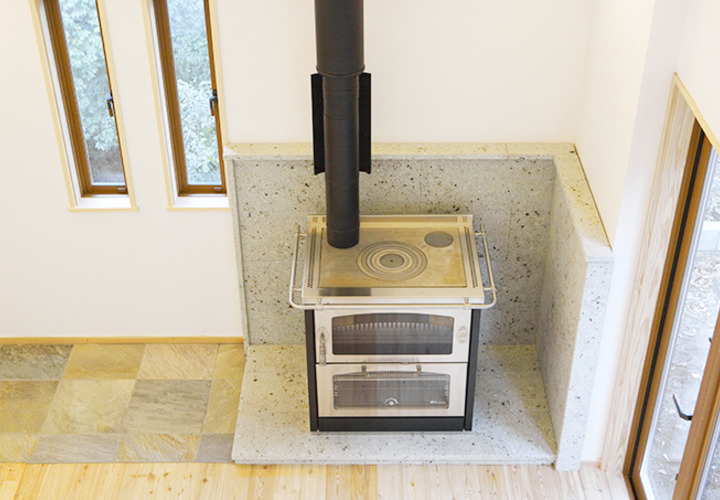 リビング脇に設置された暖炉
