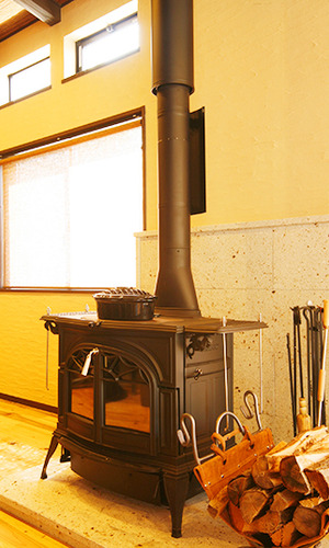 リビングに設置された暖炉