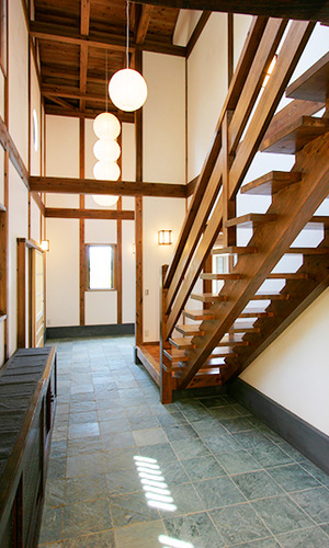 三和土から続くオープン階段