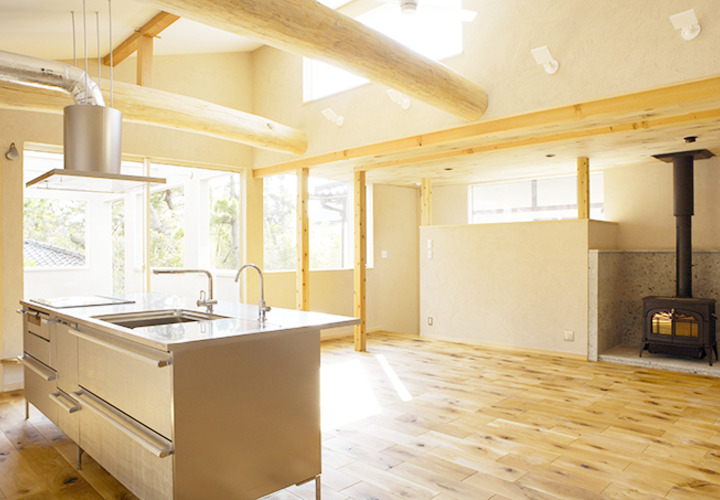 吹き抜けで明るいダイニングスペース