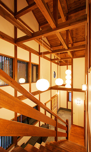 吹き抜けの階段