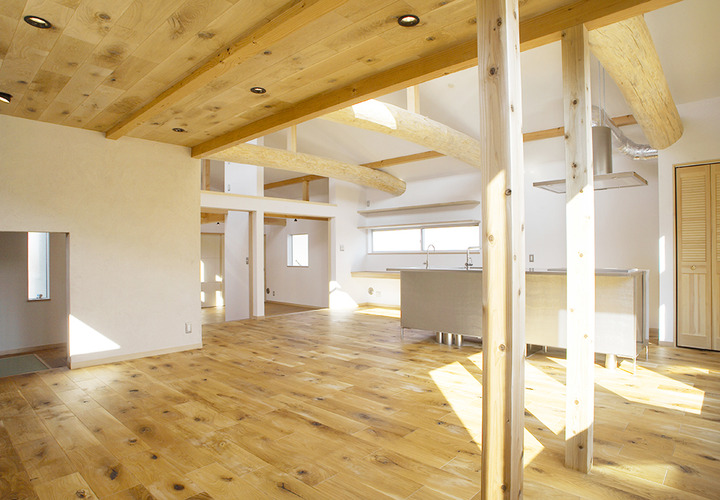 ナチュラルな木がふんだんに使われたリビング