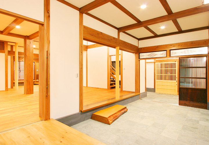 玄関から続くオープンな１階スペース