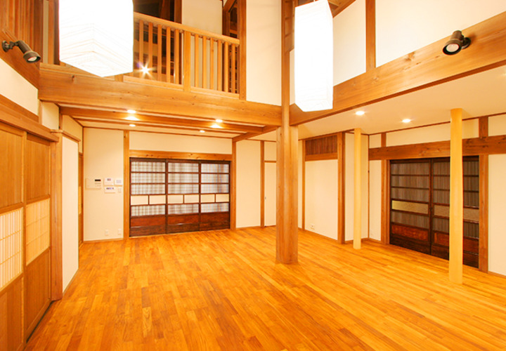 吹き抜けの広々リビング