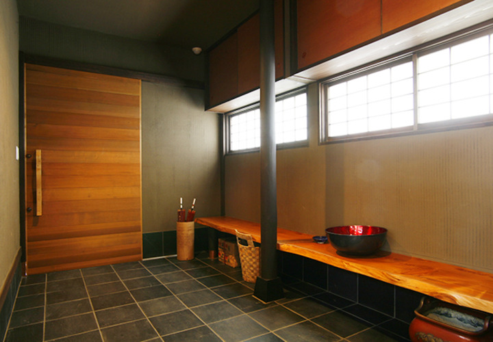 木のベンチを据え付けた玄関