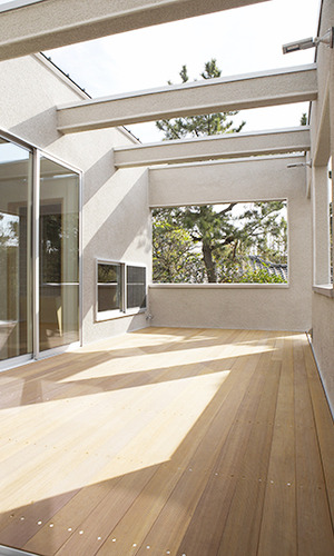 裸足が心地よいウッドテラス