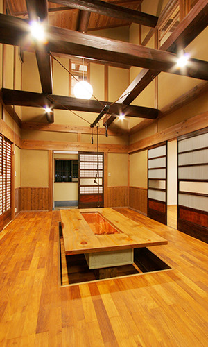 家族が集う掘りごたつ式のリビング