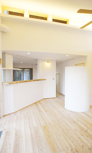 リビングからキッチンスペースを見る