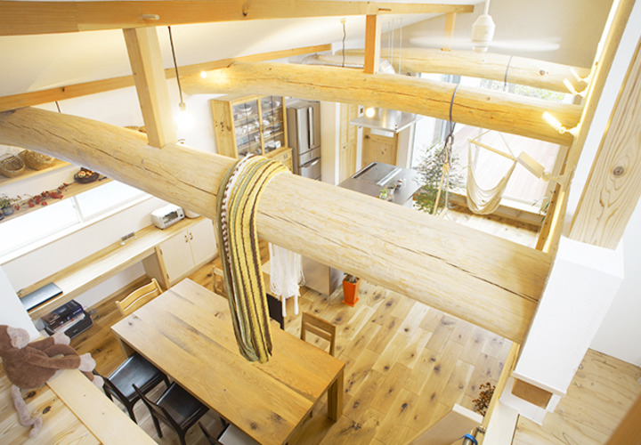 吹き抜けから見たリビング