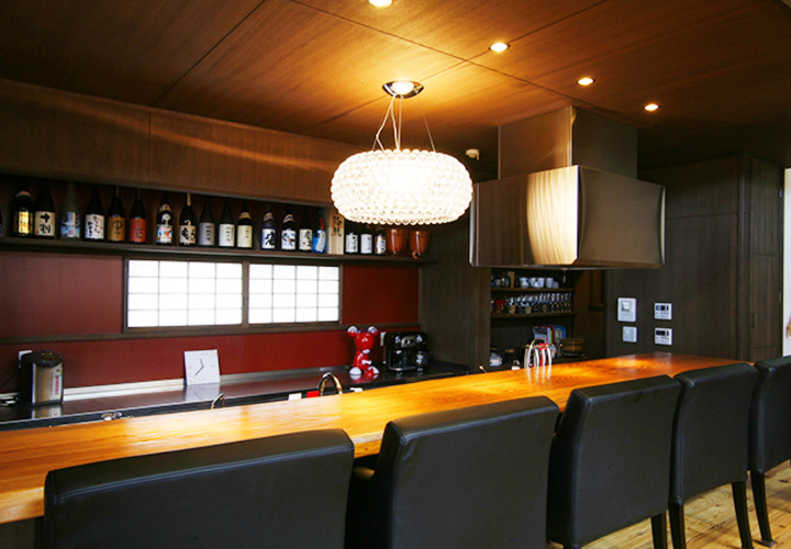 夜の語らいを愉しむバーカウンター