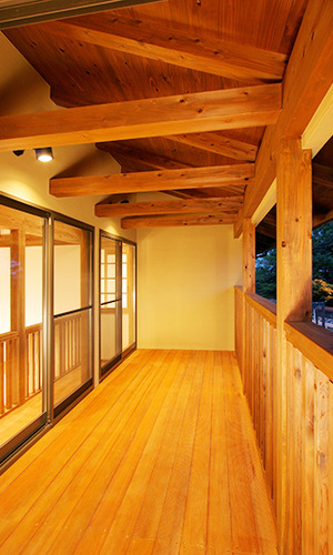 ２階の木のテラス