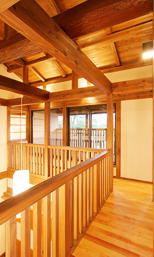 木で組まれた重厚感のある２階スペース